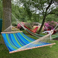 Türkis, blau und grün Hängematte mit 120 cm Holzstäbchen. OUTDOOR PRO 